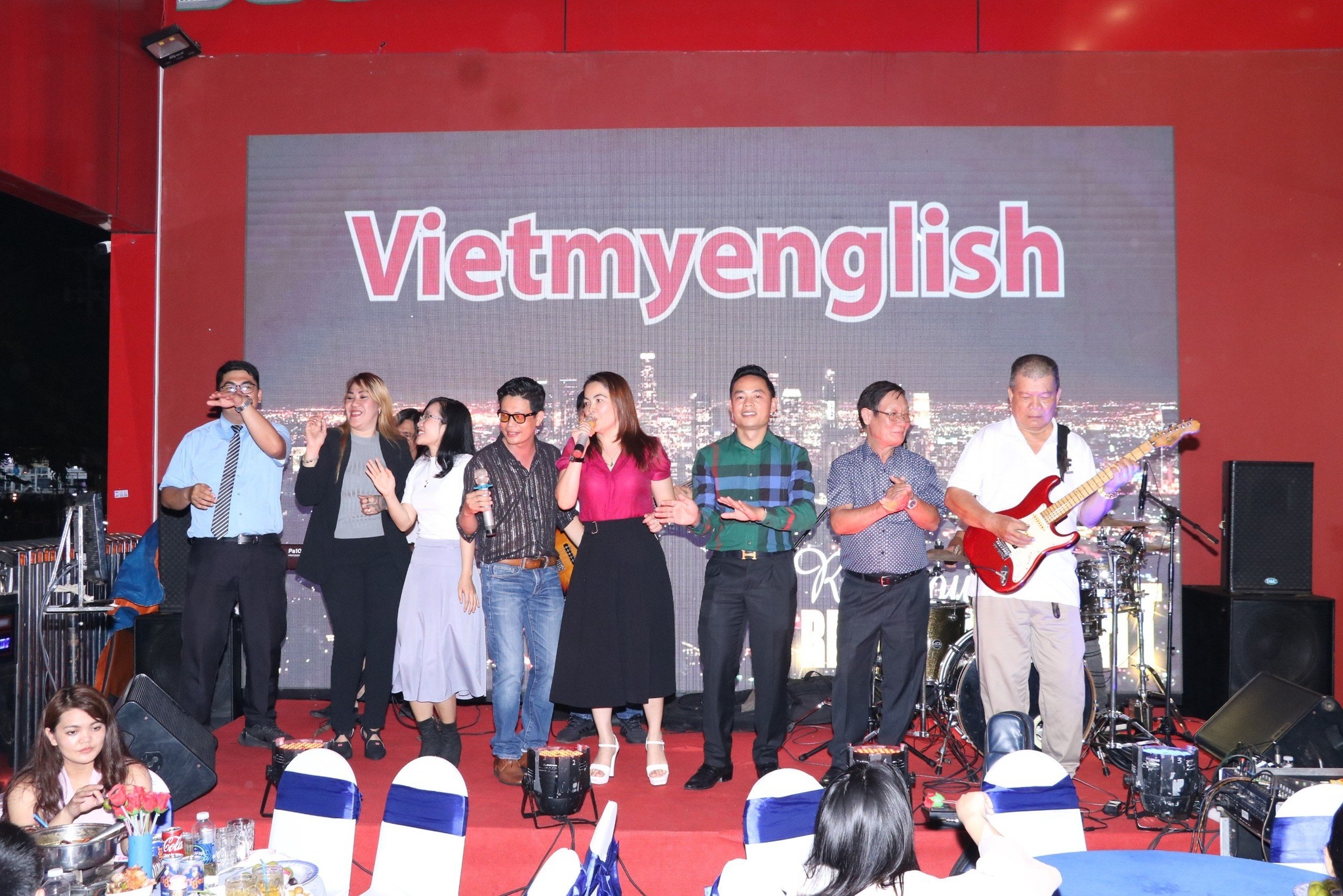 Kết thúc chương trình là màn kết hợp giữa các thầy cô và BGĐ, thể hiện tinh thần đoàn kết của Trung tâm Phát triển Ngoại ngữ Việt Mỹ